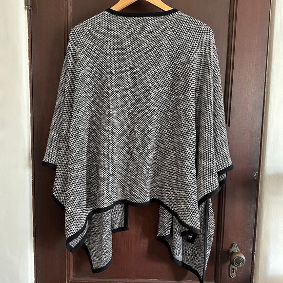 UMGEE | Black and White Cozy Knit Kimono Wrap Shawl | Size Small/Medium - Picture 4 of 4